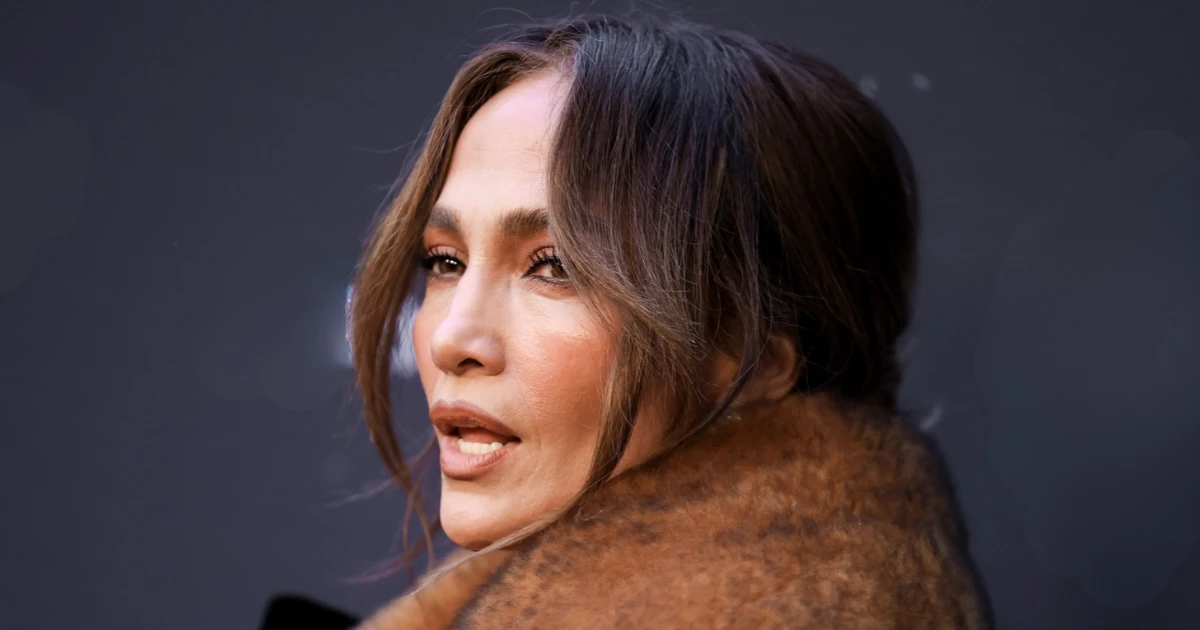 Jennifer Lopez élete legmerészebb pucérruhájában tündököl, és csak úgy ragyog a magabiztosságtól