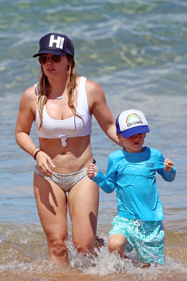 Hilary Duff beszólt a gúnyolódóknak, majd lazán felvállalta bikinis testét