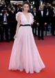 Palvin Barbara a 2016-os Cannes-i Filmfesztiválon valódi hercegnőként tündökölt ebben a mélyen kivágott, fodros vállú, púderrózsaszín Philosophy di Lorenzo Serafini csipkeruhában.