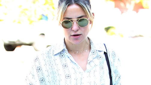 Nem felháborító? Kate Hudson novemberben is nyári ruhában