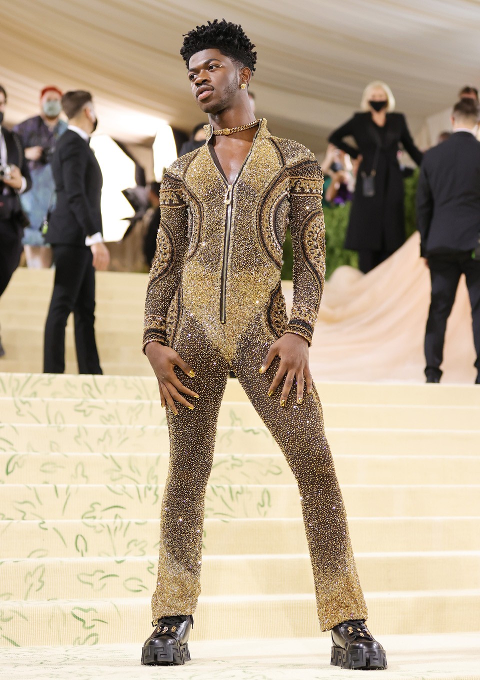  Ezt levéve pedig egy kristályokkal teliszórt kezeslábas rejtőzött, mindhárom réteg az Atelier Versace kreációja volt