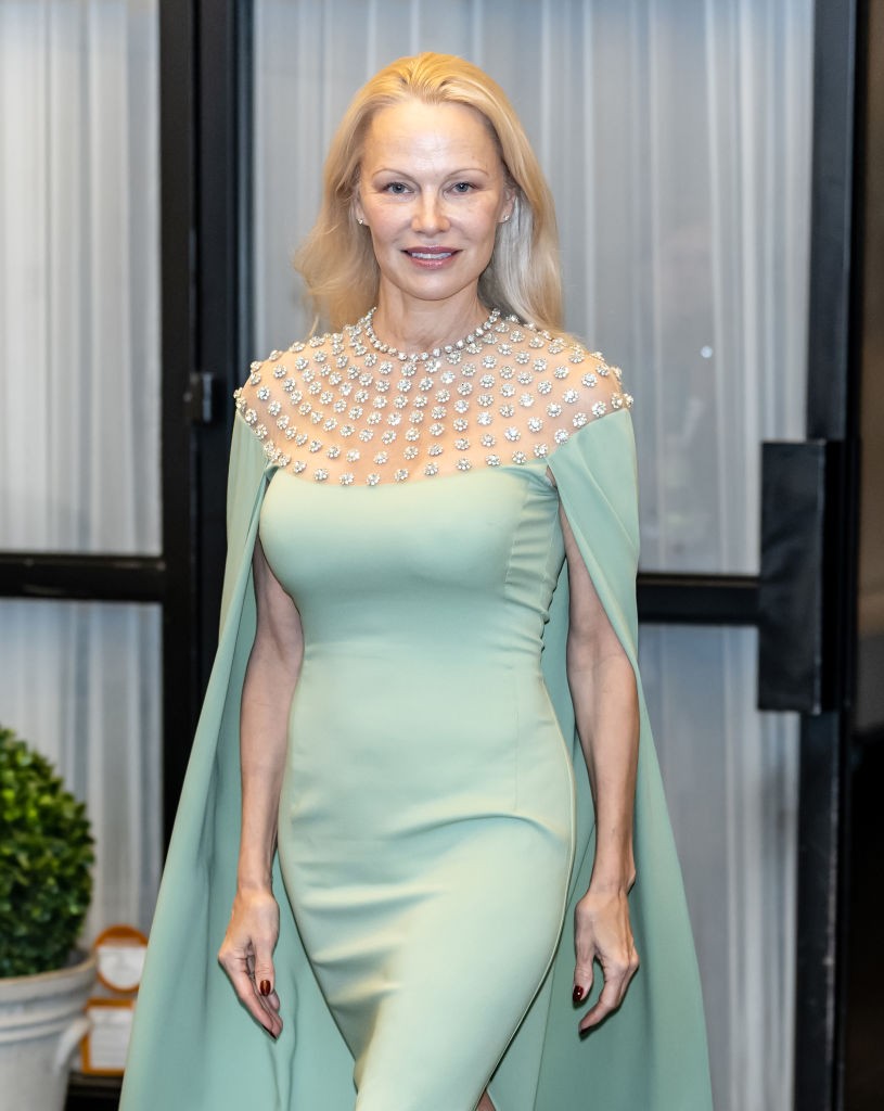 Pamela Anderson 2024-ben nyerte el a GLAMOUR Women of the Year díjat, amellyel nemcsak színészi karrierjét, hanem állatvédelmi aktivizmusát is elismerték. A világsztár hosszú évek óta aktívan támogatja az állatvédelmet és a környezetvédelmi ügyeket, ezzel is példát mutatva a világnak.