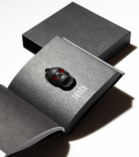 Alexander McQueen bizarr humorára vall a fekete könyvben lapuló koponya alakú pendrive, amelyet a vicc kedvéért Joyce névre keresztelt.