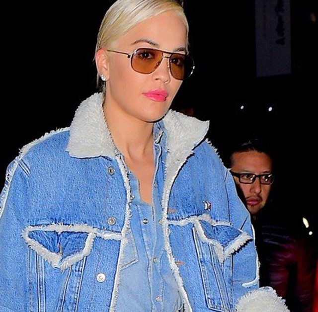 Rita Ora miért vetted fel ezt az elképesztően előnytelen csizmát?