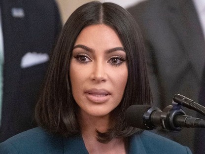 Kim Kardashian a legszexibb blézerben tért vissza a Fehér Házba