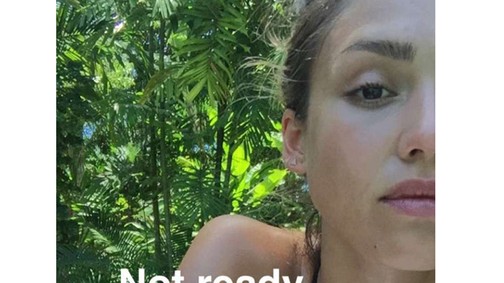 Jessica Alba elképesztő bikinis fotóval hergelte a követőit!