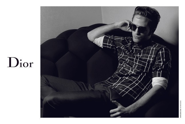 Robert Pattinson kísértetiesen hasonlít valakire az új Dior kampányban