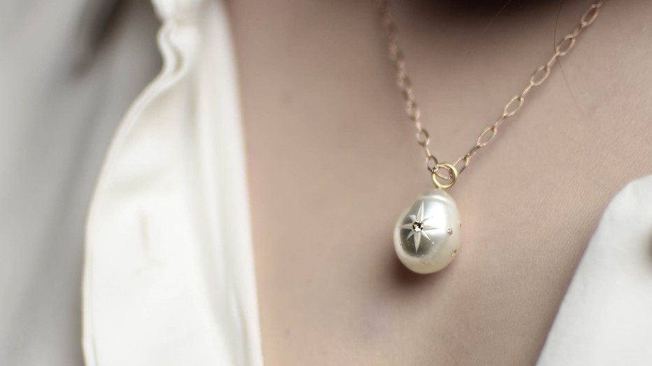 Nemesfémből alkot, drágakövekkel és igazgyöngyökkel díszít: interjú Koós Lili ékszertervezővel