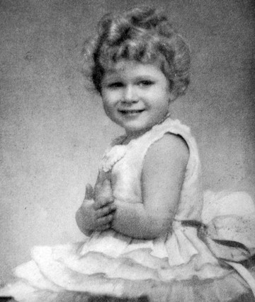 Akár egy valóságos angyalka, ilyen volt II. Erzsébet királynő mindössze 3 évesen