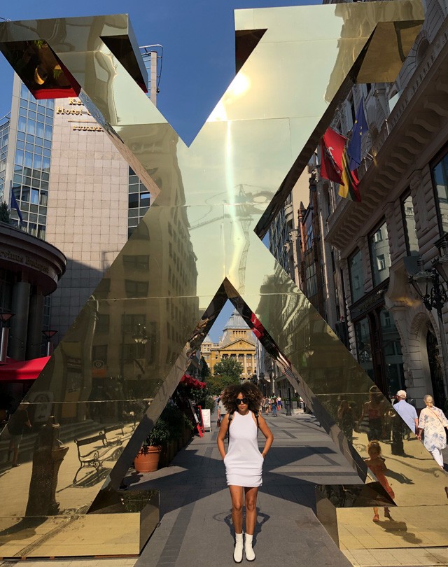 Bianca minimalista szettben indult a beszerző körútra