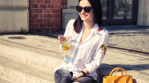 Lola csinosan öltözik a megbeszélésekre