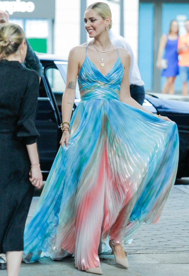 Chiara Ferragni egy pliszírozott ruhában 