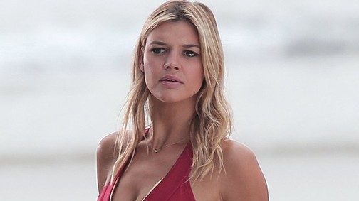 Topless süttette magát az új Baywatch-lány