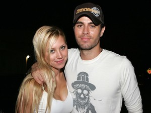 Anna Kournikova megmutatta babapocakját, tündéri családi fotón pózol Enrique Iglesias felesége