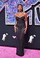 Megan Thee Stallion Brandon Blackwoodban a 2023-as MTV VMA vörös szőnyegén