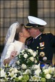 Vilmos Sándor holland herceg királyi esküvője Maxima Zorreguietával 2002-ben. A csók itt sem maradt el.