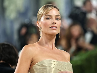 Margot Robbie pucérfelsője maga az álom, egyszerre árad belőle a merészség és az elegancia