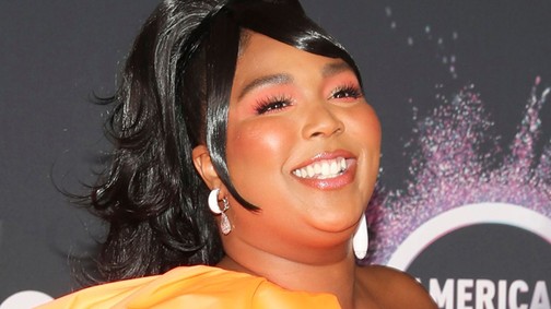 Lizzo a világ legkisebb táskáját vitte magával a vörös szőnyegre