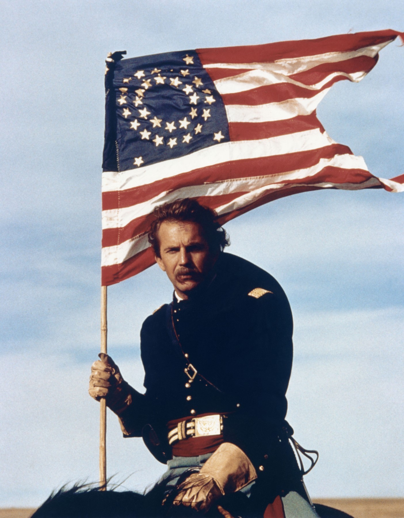 1990: Farkasokkal táncoló. A színészlegenda, Kevin Costner igazán maradandót alakít ebben a western-kalandfilmben, ami a Tennessee-ben dúló polgárháború idején játszódik. A főkarakter becsületes és bátor cselekedetei nyomán kivívja a  sziú törzs tagjainak elismerését, és egyre többet tud meg a kultúrájukról, miközben a szerelem is rátalál.