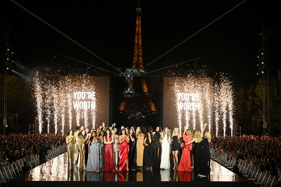 A párizsi Eiffel-torony előtt vonultak a sztárok a kifutón