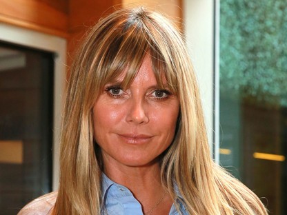 Heidi Klum egy olyan stíluscsavart mutatott be a szettjében, ami a 2000-es években volt nagy divat