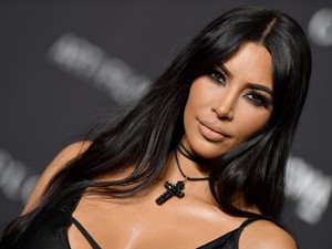 Kim Kardashian lett az év divatikonja, nem fogod elhinni milyen szettben vette át az elismerést