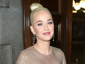 Katy Perry elég merészen dekoltált ruhában parolázott Károly herceggel