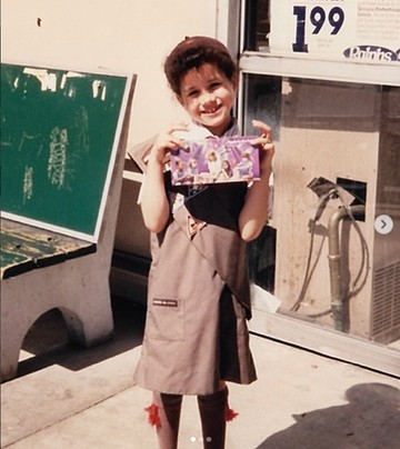 Meghan Markle kislányként cserkészkedett. Barna egyenruhában, óriási mosollyal az arcán árulta a sütiket. Az Instagramon azzal viccelődött, hogy tulajdonképpen ma is éppen ezt csinálja, hiszen az As ever nevű webshopjában rengeteg finomság elérhető. 