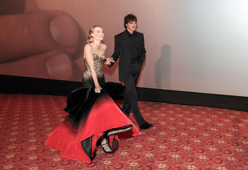 Jacob azonnal nyújtja a kezét, ha Margot-nak egy kis segítségre van szüksége. 