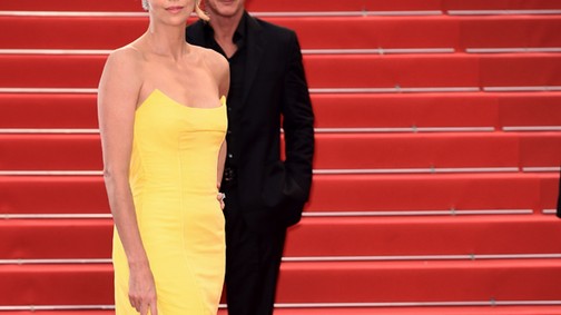 Charlize Theron Cannes-ban pompázik