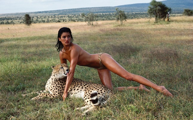 Janice Dickinson Kenyában pózol 1985-ben a legendás Peter Beard kamerája előtt.