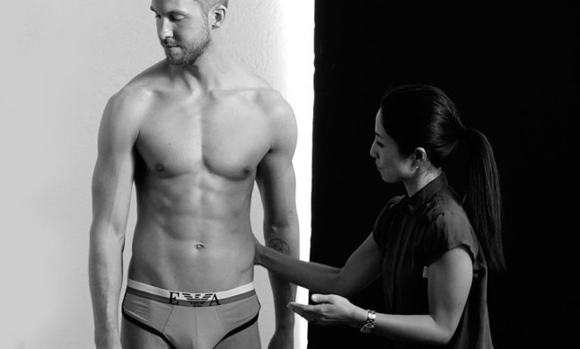 Calvin Harris egy szexisten az Emporio Armani alsógatyáiban