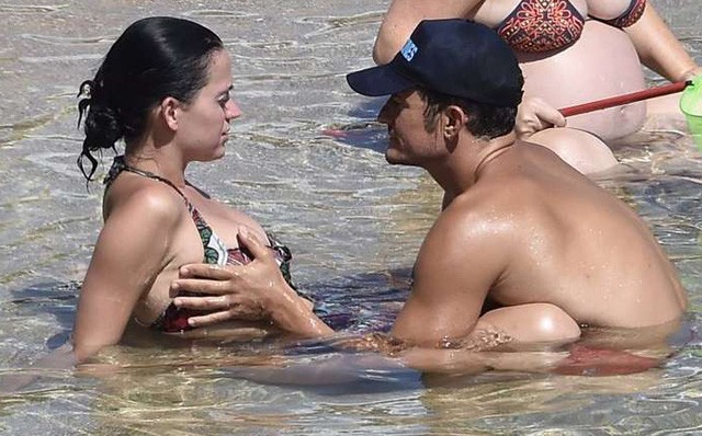 katy perry, nagyi fürdőruha, bikini, orlando bloom, tengerpart, fogdosás