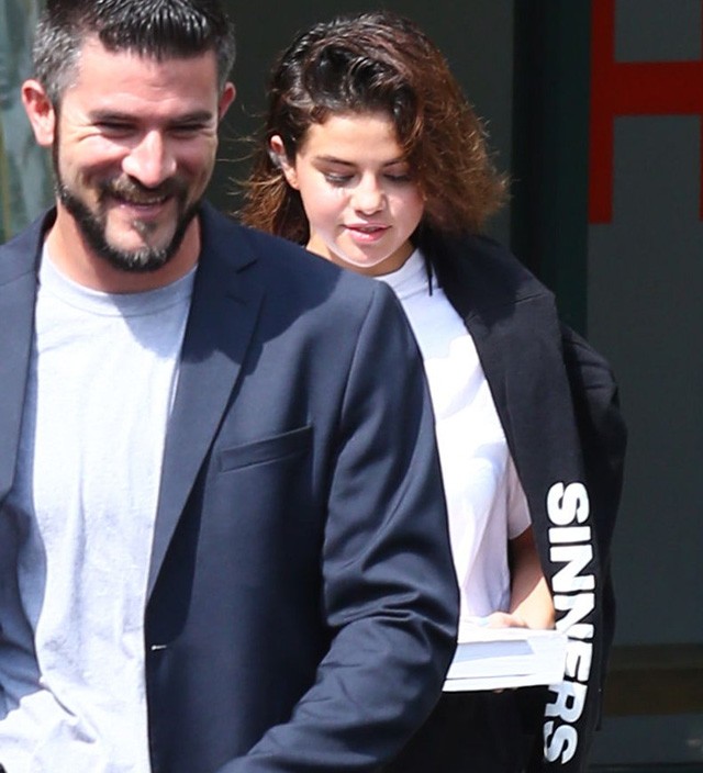 Selena Gomez Sinners feliratú pulóverben Bibliával