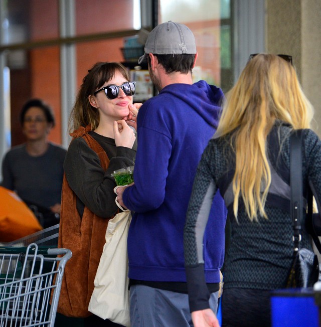 Mit jelentsen ez? Dakota Johnson egy ismeretlen férfivel csókolózott az utcán, megcsalja Chris Martint?