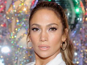 Jennifer Lopez gyors színpadi átöltözéséről beszél mindenki az AMA gáláról