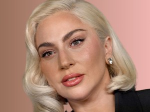 Lady Gaga és vőlegénye ellopták a show-t a vörös szőnyegen: káprázatos szettben fotózták az énekesnőt