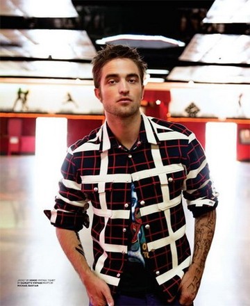 Robert Pattinson profi stylinggal, és széttetovált karral