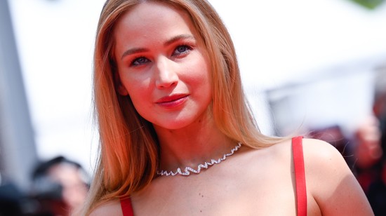 Jennifer Lawrence flip-flop papucsban lépett a vörös szőnyegre, és imádjuk érte