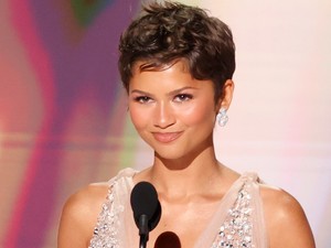 Zendaya álomszép meztelenruhában ragyogott az Emmy-gála vörös szőnyegén, káprázatosan festett a színésznő