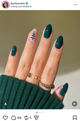 Kiskarácsony - elég hozzá egy zöld és egy nude színű körömlakk, egy vékony ecset, na és persze valami csillogó a csúcsdísznek. Ehhez a mintához nem kell jó kézügyesség, a végeredmény mégis látványos és kedves. 