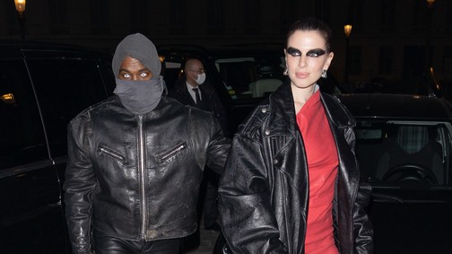 Julia Fox és Kanye West merész  szettben debütált a vörös szőnyegen