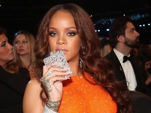 Hoppá! Falatnyi bikiniben pakolta ki mindenét Rihanna