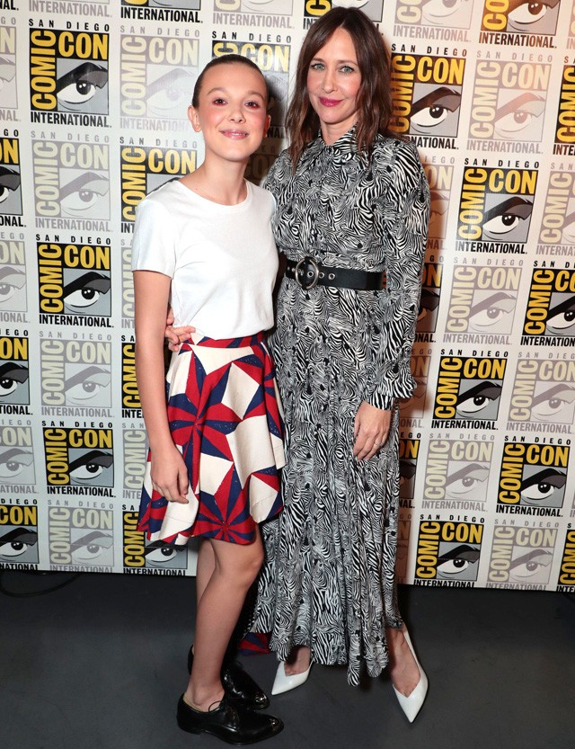 Millie Bobby Brown és Vera Farmiga