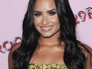 Demi Lovato akkor is megszeretteti veled a kígyóbőrt, ha eddig utáltad! Ultradögös!