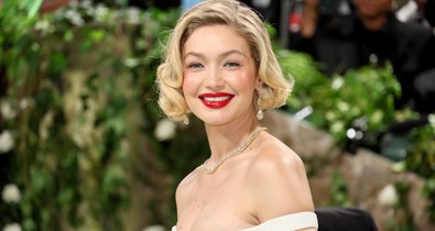 Gigi Hadid bugyi nélkül pózol a legújabb kampányfotóin, alig takarja valami a modell testét