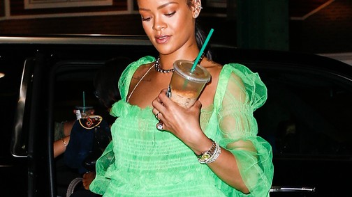 Zöld tütü, de tényleg! Ezt viselte Rihanna az utcán
