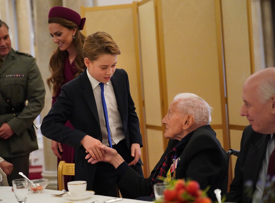 György herceg érdeklődve hallgatta a 101 éves veterán történeteit