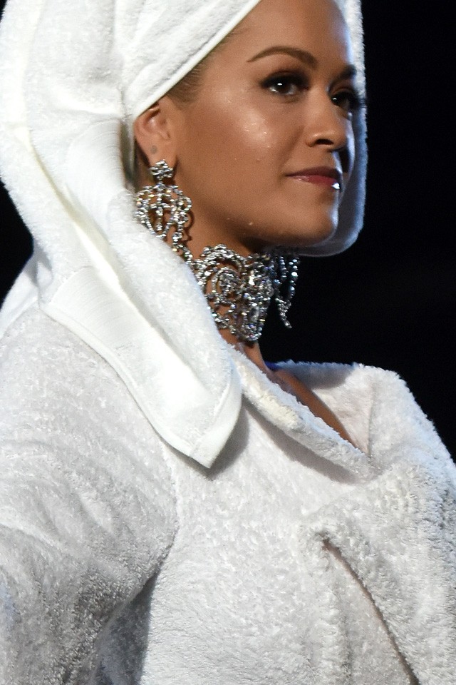 Rita Ora köntösben koncertezik