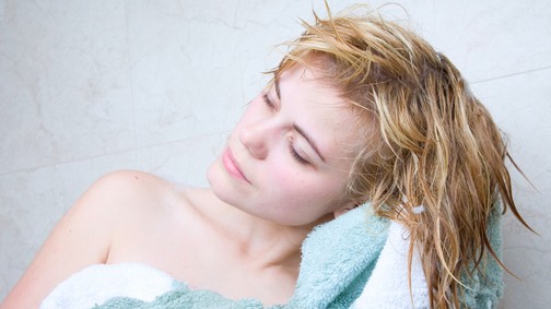 Ez lehet az oka annak, ha hajmosáskor nagy mennyiségű hajszálat veszítesz